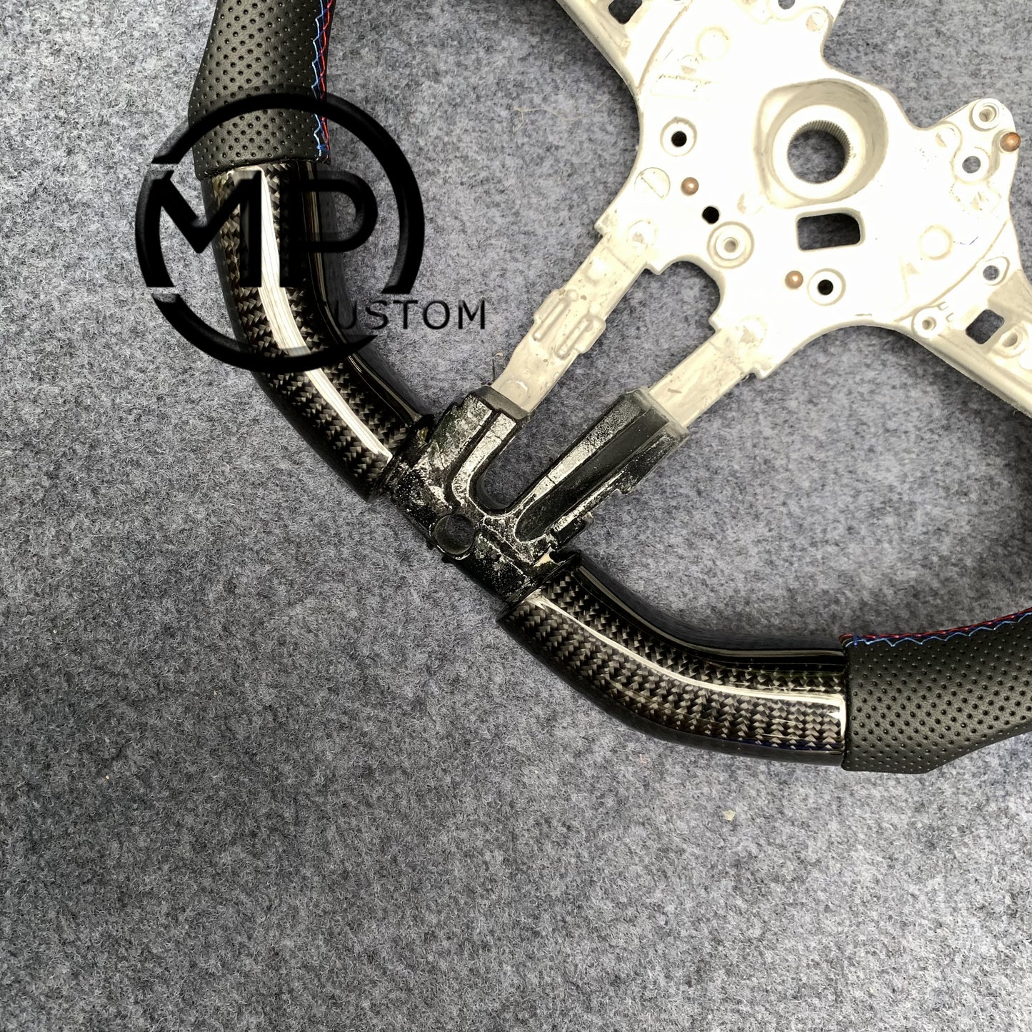 MPCUSTOM Fit For BMW BMW M2 F87 M3 F80 M4 F82 F83 M5 F10 M6 F06 F12 F13 X5 M F85 X6 M F86 carbon fiber steering wheel black perforated leather BMW three-color center line