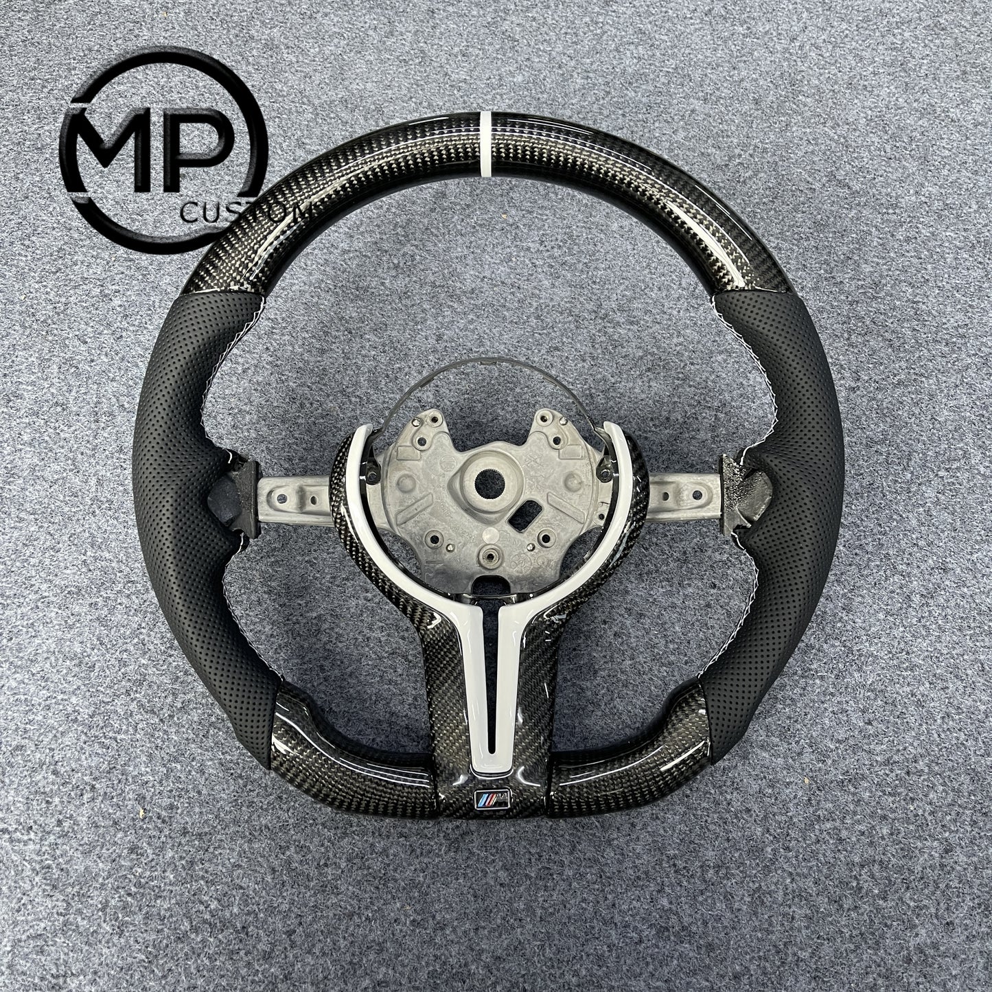 MPCUSTOM Fit For BMW M Sport F30 F31 F34 F10 F11 F07 / F12 F13 F06 X3 F25 X4 F26 X5 F15 M50d X6 F16 M50d F20 F21 M135i M140i F45 F46 F22 F23 M235i M240i F32 F33 F36 X1 F48 X2 F39 carbon fiber steering wheel black perforated leather white center line