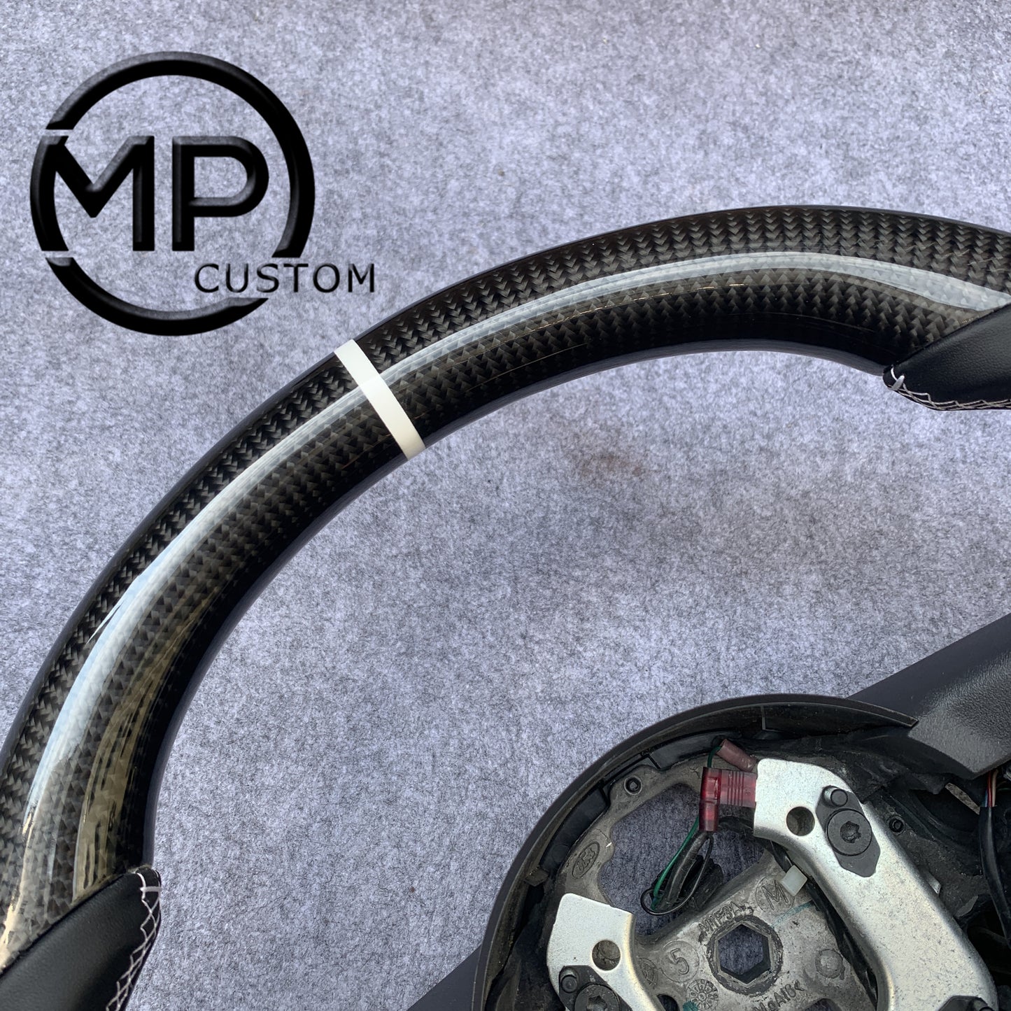 MPCUSTOM Fit For Ford mustang 2005-2009 carbon fiber steering wheel black smooth leather white center line