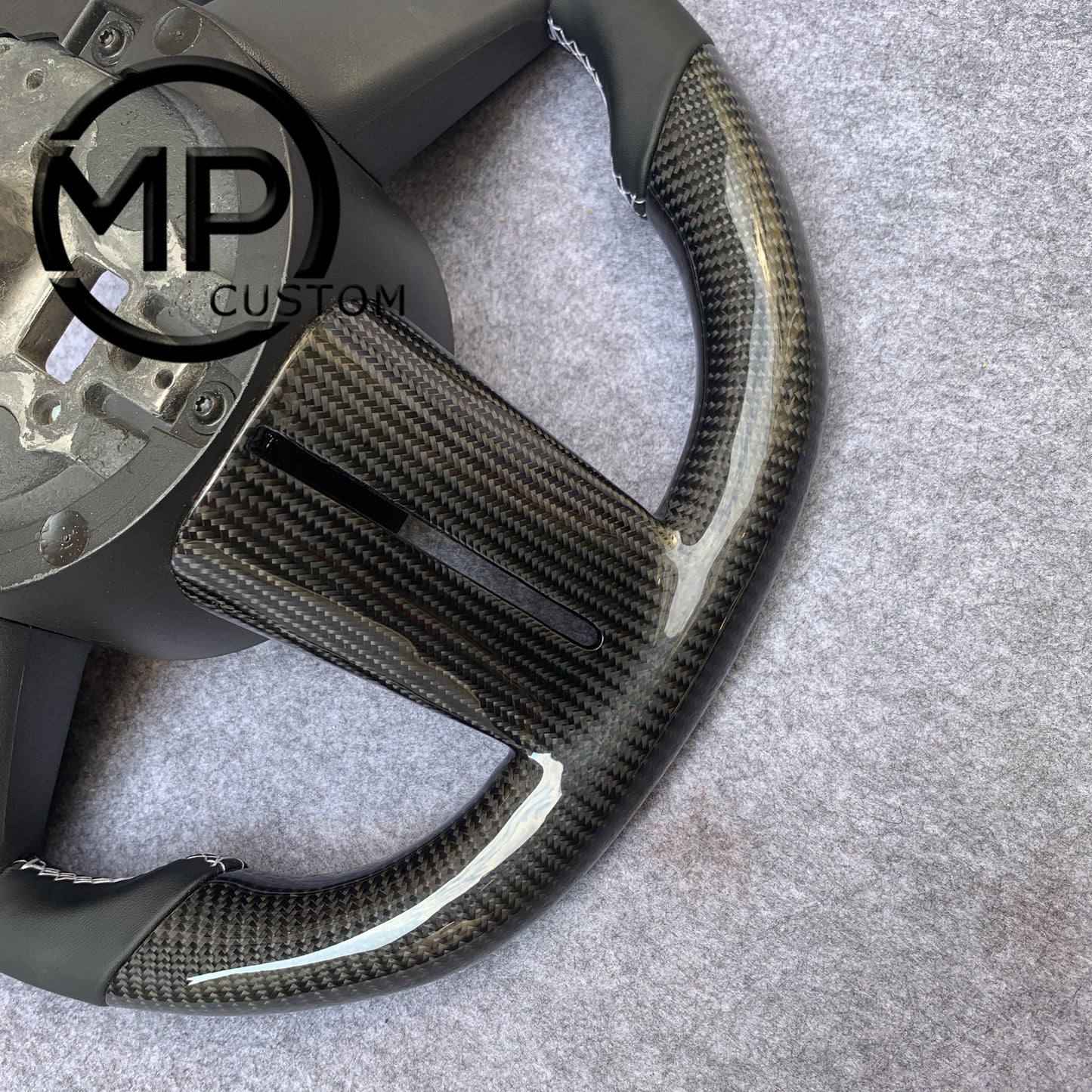 MPCUSTOM Fit For Ford mustang 2005-2009 carbon fiber steering wheel black smooth leather white center line