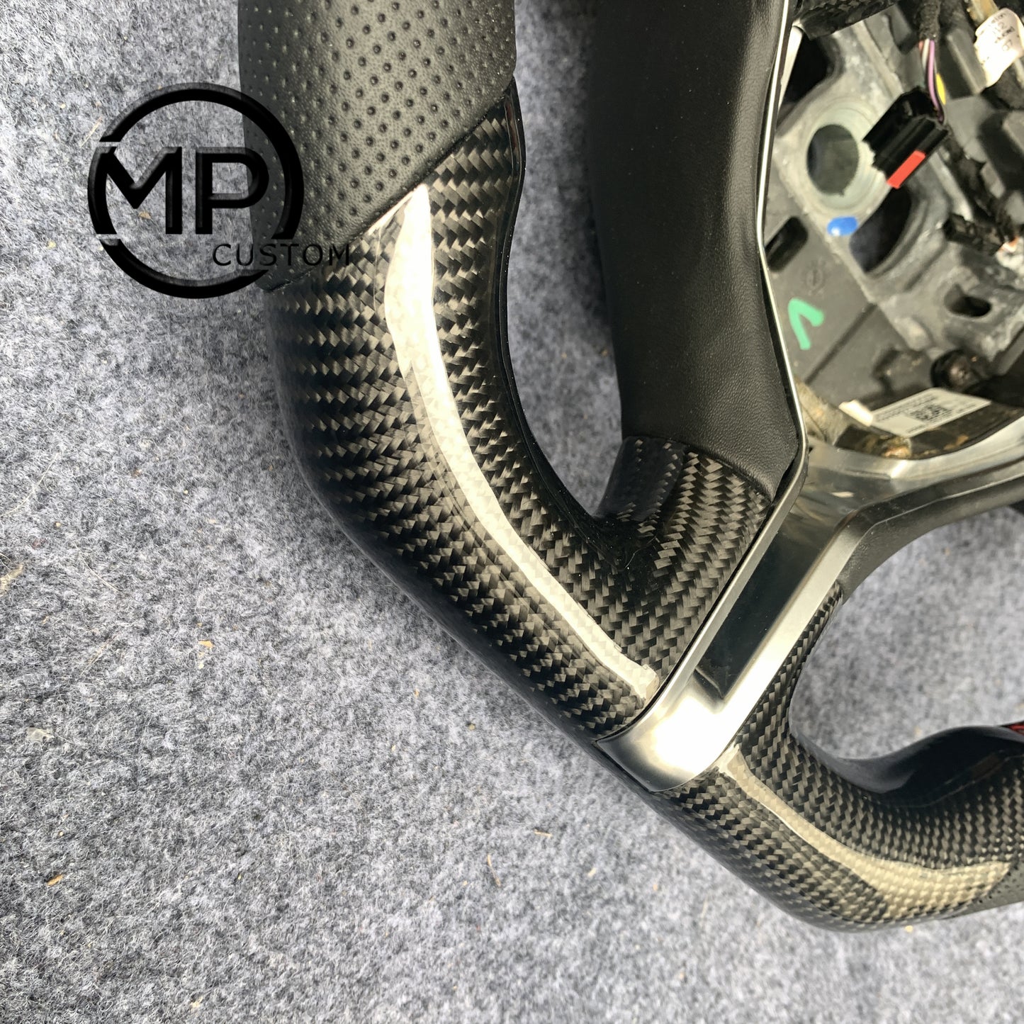 MPCUSTOM Fit For MASERATI GHIBLI M157 2014-2019/Quattroporte GTS 2013-2019 carbon fiber steering wheel black perforated leather Italian tricolor center line