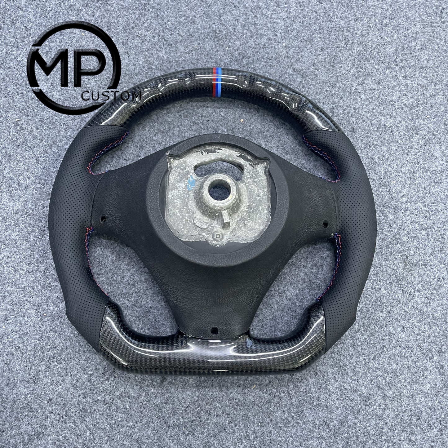 MPCUSTOM Fit For BMW X1 E84/1 Series E81 E82 E87 E88 2008-2013/3 Series E90 E91 E92 E93 2006-2011/M3 E90 E92 E93 2008-2013 carbon fiber steering wheel black perforated leather white center line