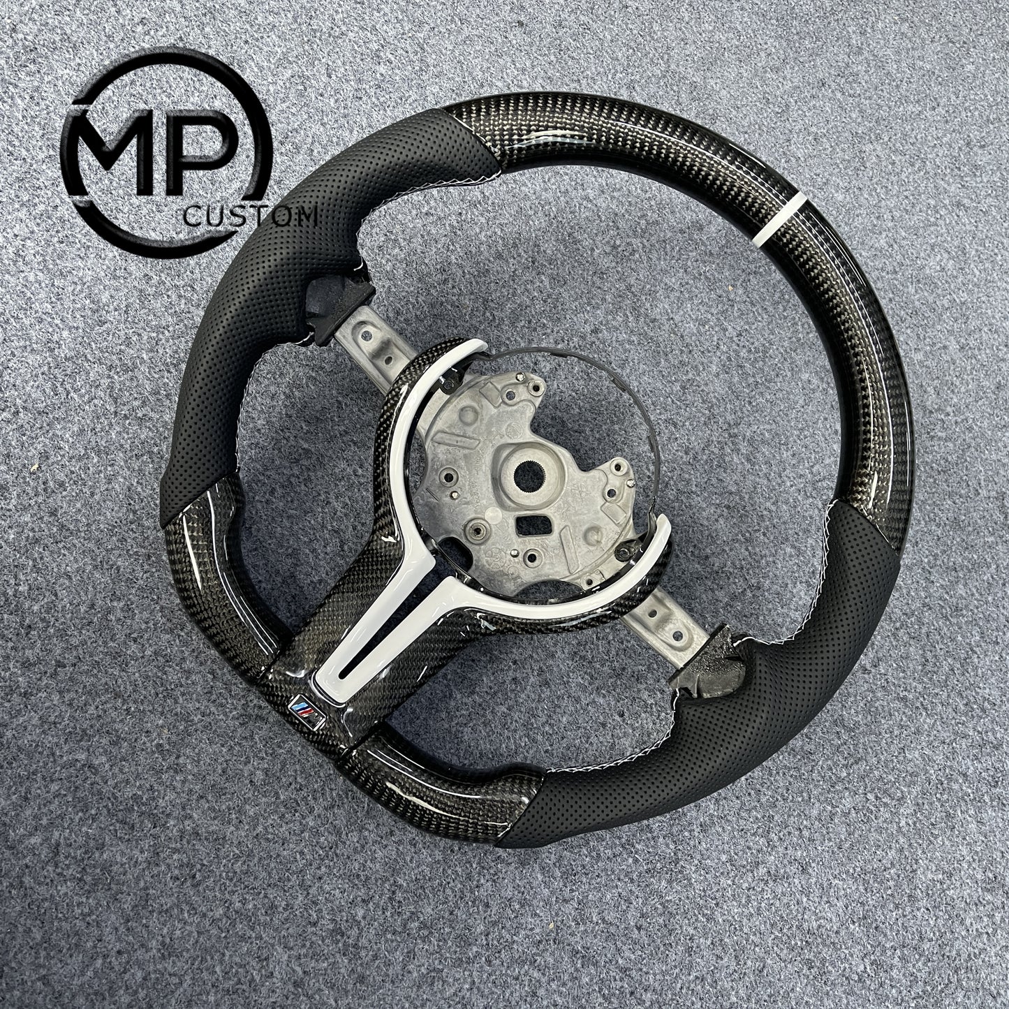 MPCUSTOM Fit For BMW M Sport F30 F31 F34 F10 F11 F07 / F12 F13 F06 X3 F25 X4 F26 X5 F15 M50d X6 F16 M50d F20 F21 M135i M140i F45 F46 F22 F23 M235i M240i F32 F33 F36 X1 F48 X2 F39 carbon fiber steering wheel black perforated leather white center line